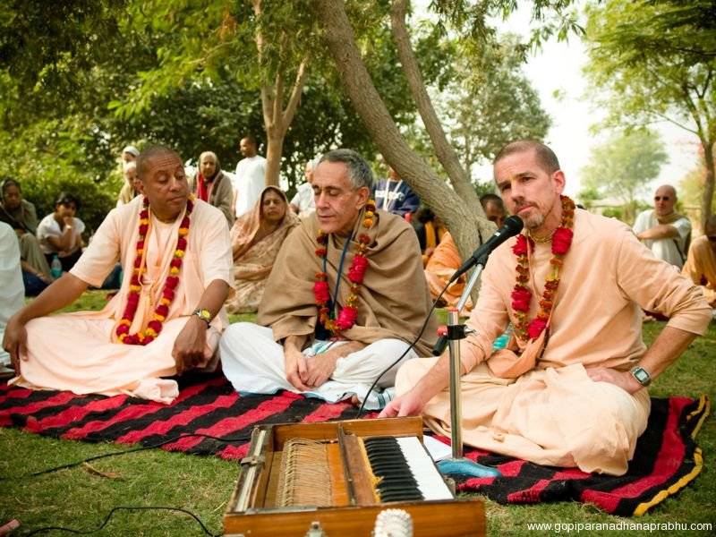 gopiparanadhana-prabhu-with-his-godbrothers-01