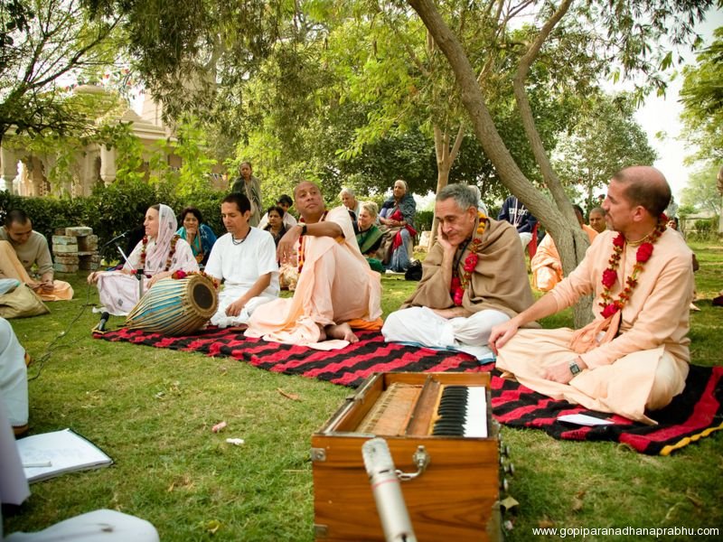 gopiparanadhana-prabhu-with-his-godbrothers-03