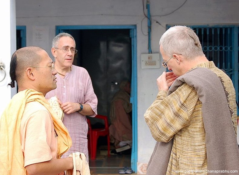 gopiparanadhana-prabhu-with-his-godbrothers-04