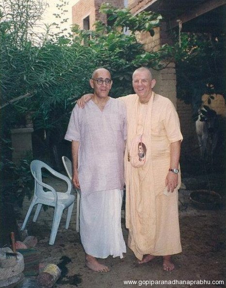 gopiparanadhana-prabhu-with-his-godbrothers-06