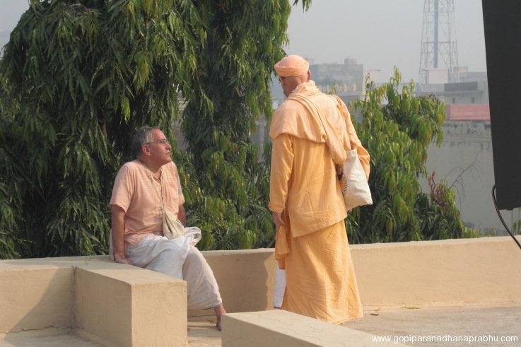 gopiparanadhana-prabhu-with-his-godbrothers-07