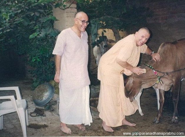 gopiparanadhana-prabhu-with-his-godbrothers-08