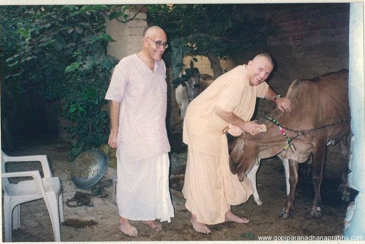 gopiparanadhana-prabhu-with-his-godbrothers-09