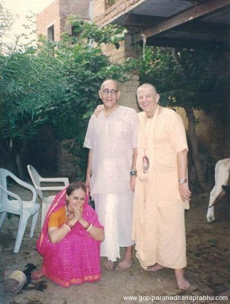 gopiparanadhana-prabhu-with-his-godbrothers-10