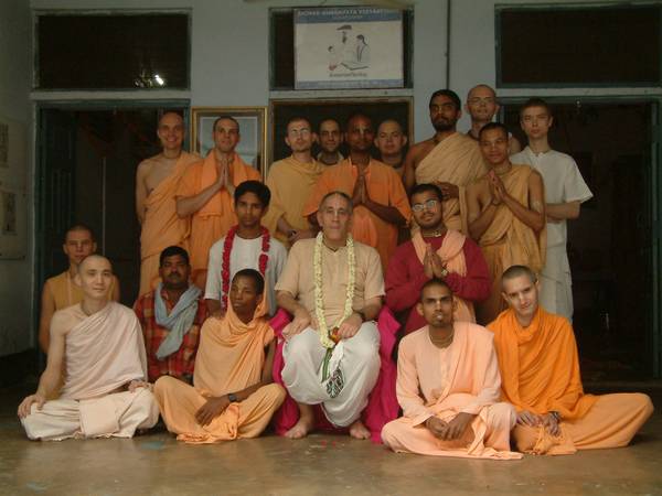 Gopiparanadhana Prabhu With Students